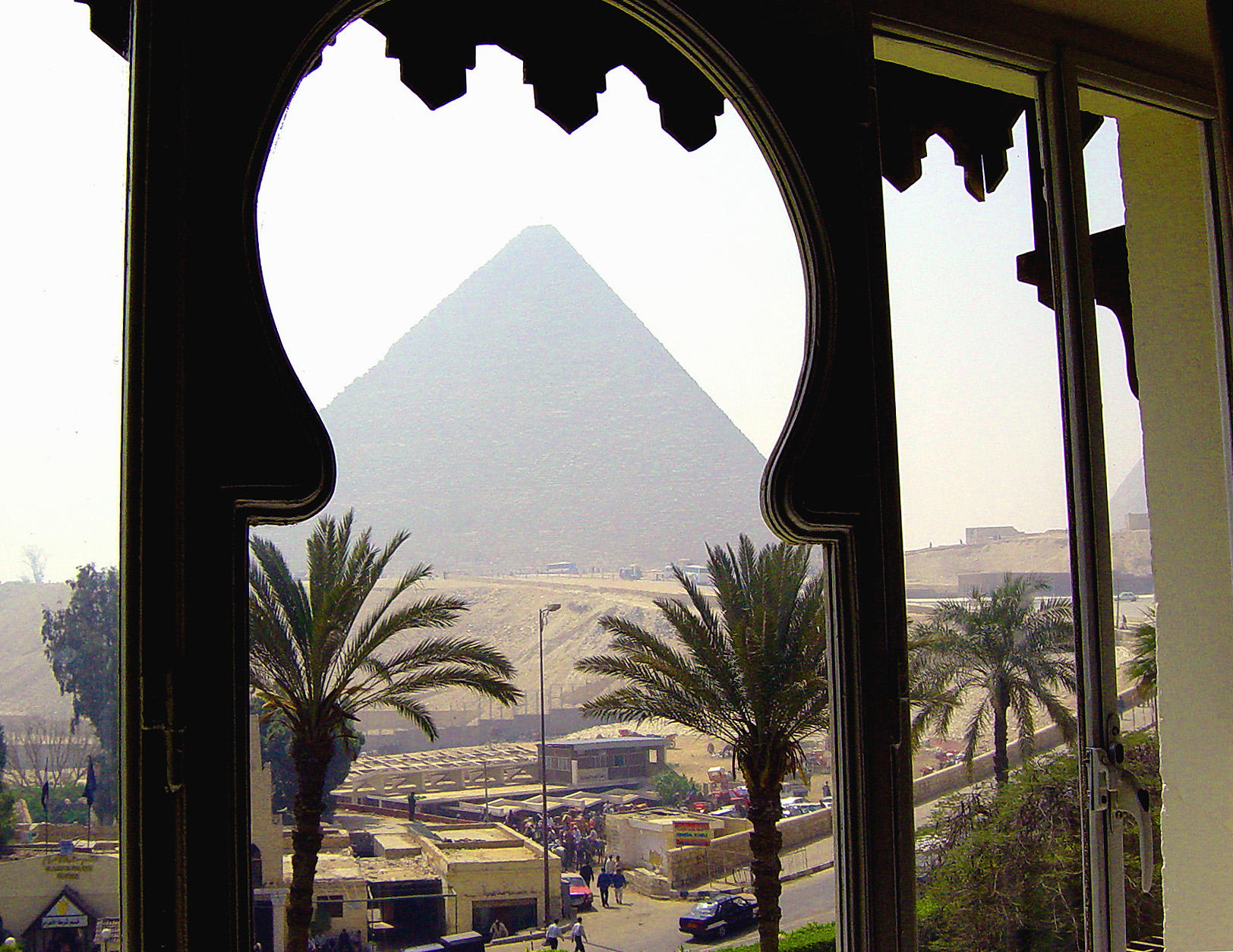 Pyramid view from Hotel Mena House.jpg